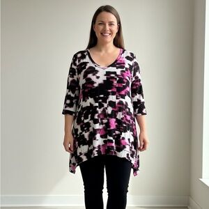 Mercer & Madison Black and Pink Geometric Tunic